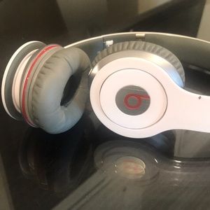White Dr.dre beats headphones